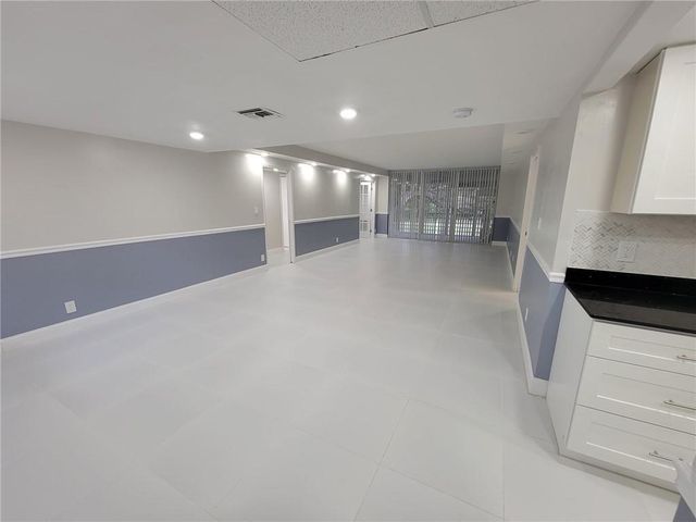 800 E CYPRESS Lane 202, Pompano Beach, FL 33069