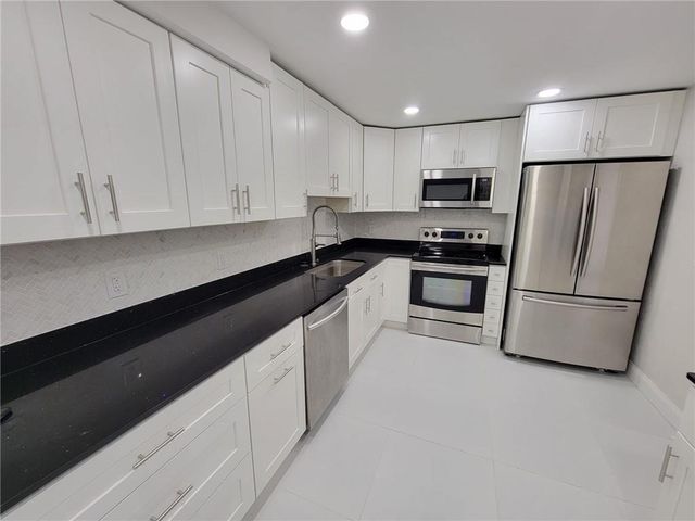 800 E CYPRESS Lane 202, Pompano Beach, FL 33069