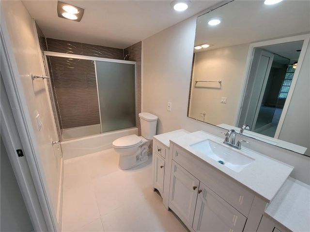 800 E CYPRESS Lane 202, Pompano Beach, FL 33069