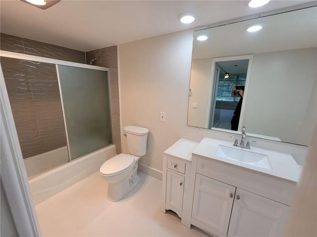 800 E CYPRESS Lane 202, Pompano Beach, FL 33069