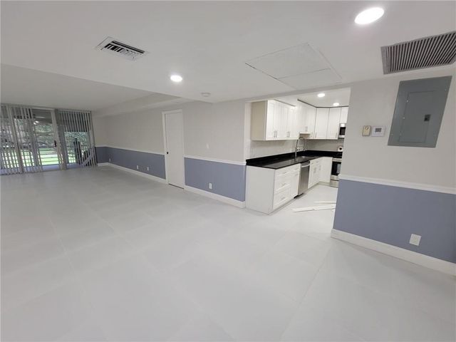 800 E CYPRESS Lane 202, Pompano Beach, FL 33069