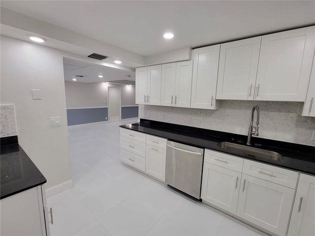 800 E CYPRESS Lane 202, Pompano Beach, FL 33069