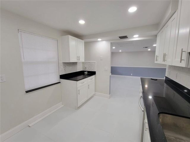 800 E CYPRESS Lane 202, Pompano Beach, FL 33069
