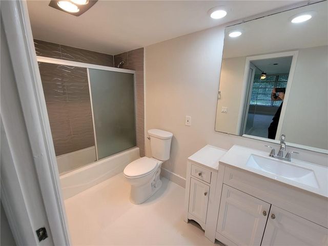 800 E CYPRESS Lane 202, Pompano Beach, FL 33069
