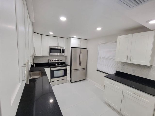 800 E CYPRESS Lane 202, Pompano Beach, FL 33069
