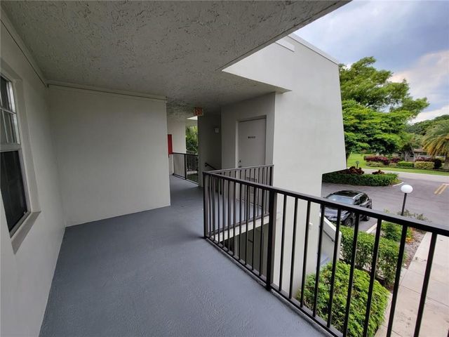 800 E CYPRESS Lane 202, Pompano Beach, FL 33069