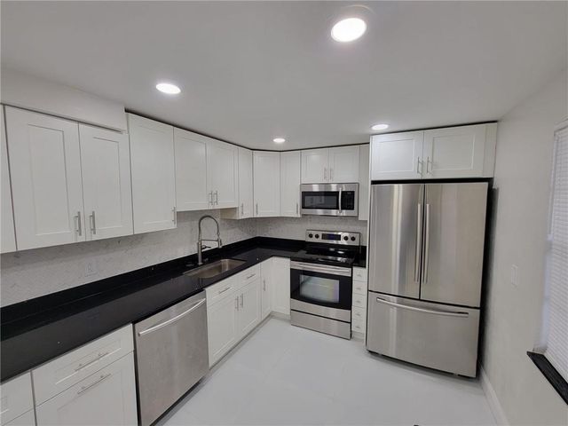 800 E CYPRESS Lane 202, Pompano Beach, FL 33069