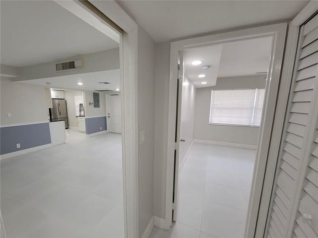 800 E CYPRESS Lane 202, Pompano Beach, FL 33069