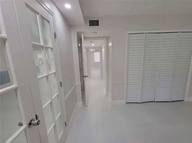 800 E CYPRESS Lane 202, Pompano Beach, FL 33069