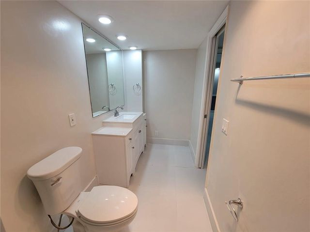 800 E CYPRESS Lane 202, Pompano Beach, FL 33069