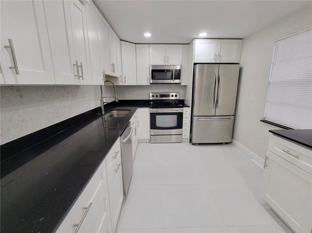 800 E CYPRESS Lane 202, Pompano Beach, FL 33069
