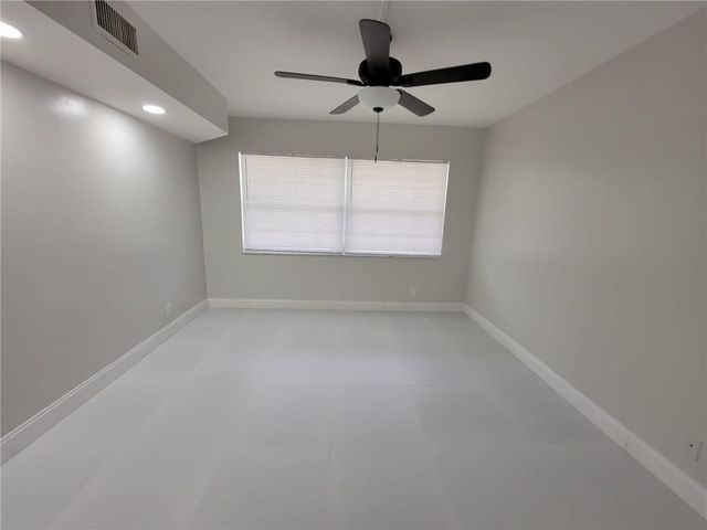800 E CYPRESS Lane 202, Pompano Beach, FL 33069