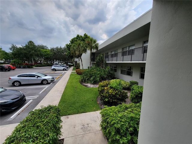 800 E CYPRESS Lane 202, Pompano Beach, FL 33069