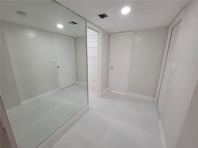 800 E CYPRESS Lane 202, Pompano Beach, FL 33069