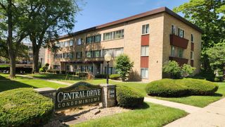 2650 Central Drive 1N, Flossmoor, IL 60422