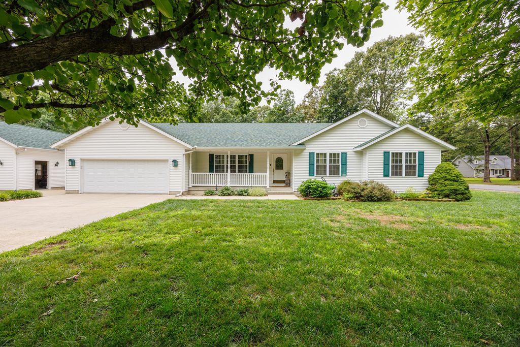 Image 2 of property listing at 3608 Andrews Court, Salem, IL 62881