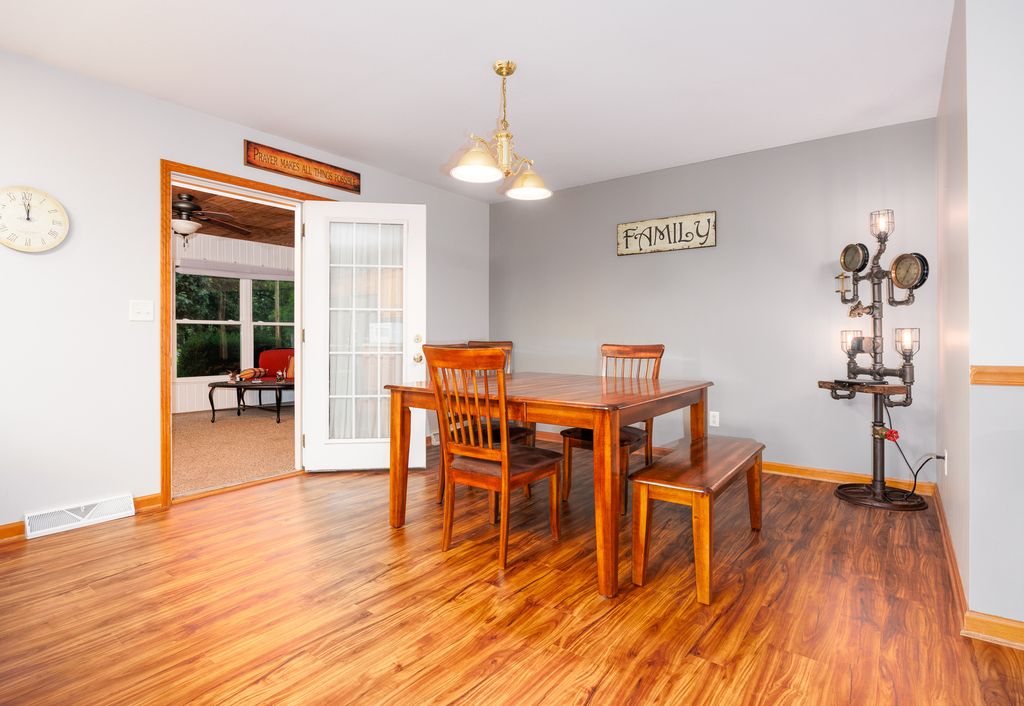 Image 11 of property listing at 3608 Andrews Court, Salem, IL 62881