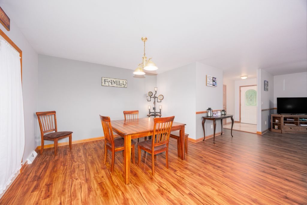Image 12 of property listing at 3608 Andrews Court, Salem, IL 62881