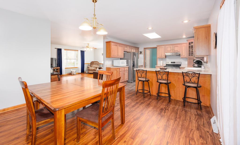 Image 13 of property listing at 3608 Andrews Court, Salem, IL 62881