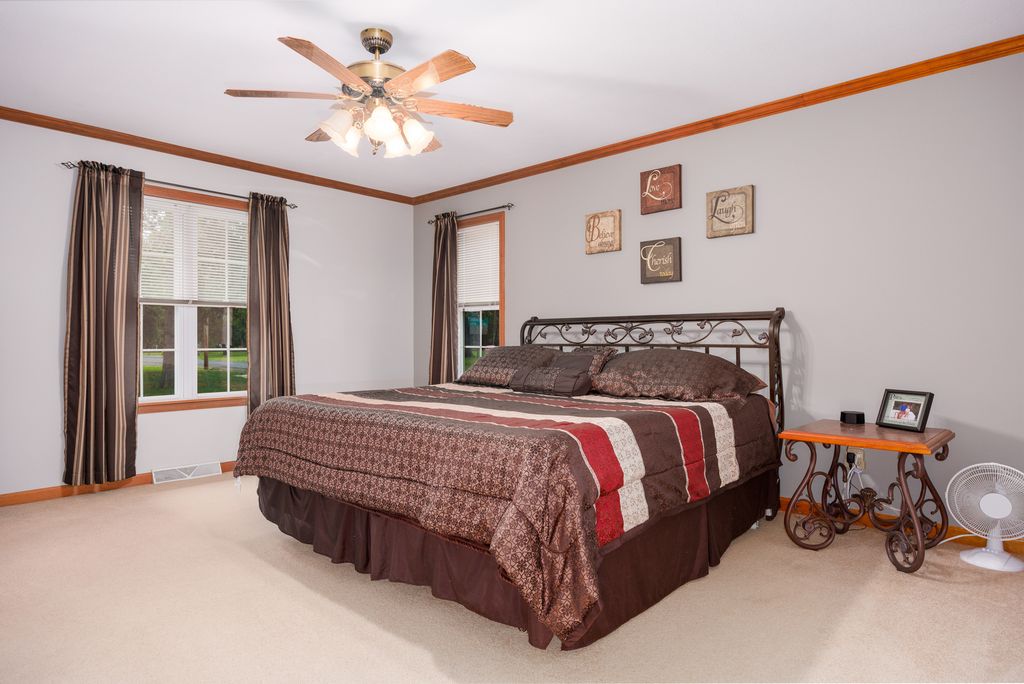 Image 17 of property listing at 3608 Andrews Court, Salem, IL 62881