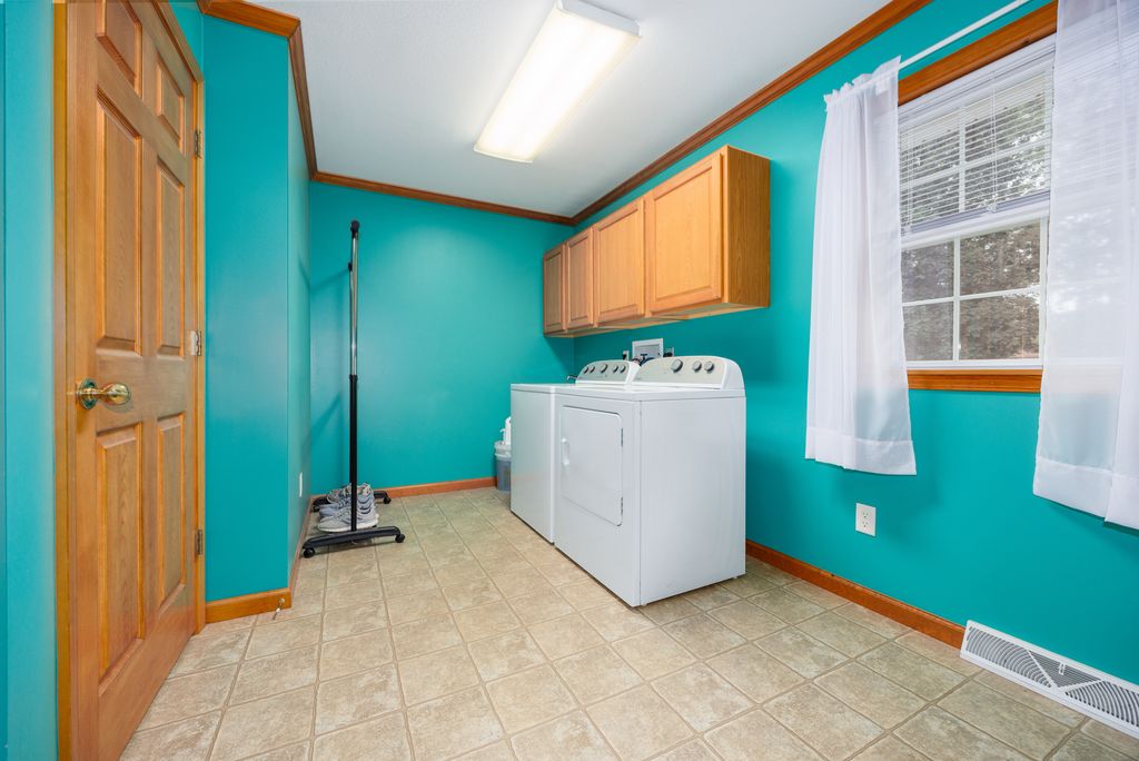 Image 27 of property listing at 3608 Andrews Court, Salem, IL 62881