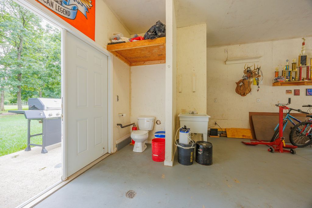 Image 33 of property listing at 3608 Andrews Court, Salem, IL 62881
