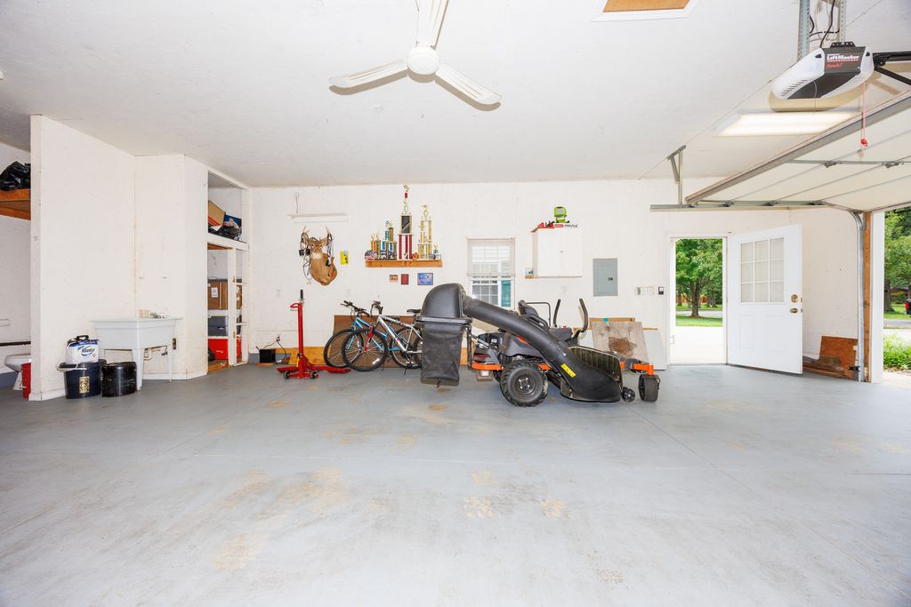 Image 34 of property listing at 3608 Andrews Court, Salem, IL 62881