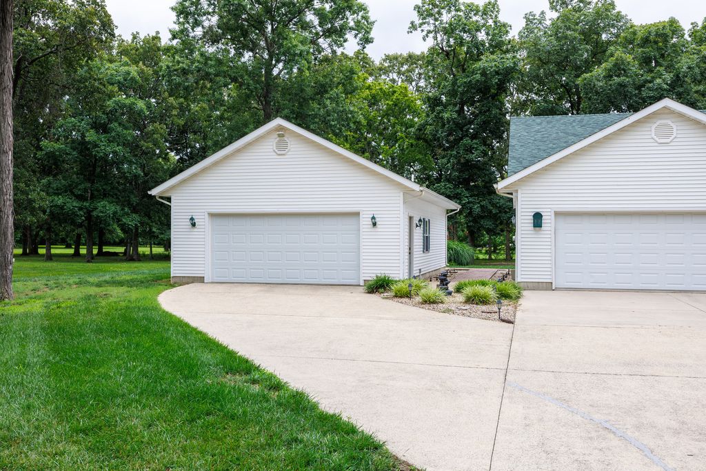 Image 35 of property listing at 3608 Andrews Court, Salem, IL 62881