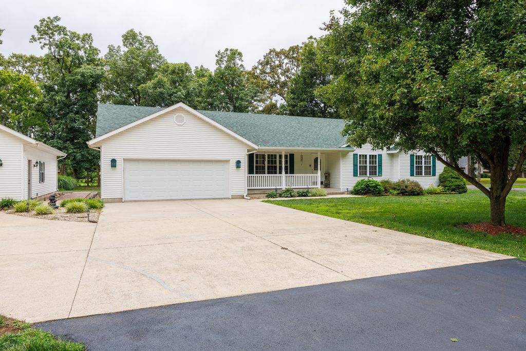 Image 36 of property listing at 3608 Andrews Court, Salem, IL 62881