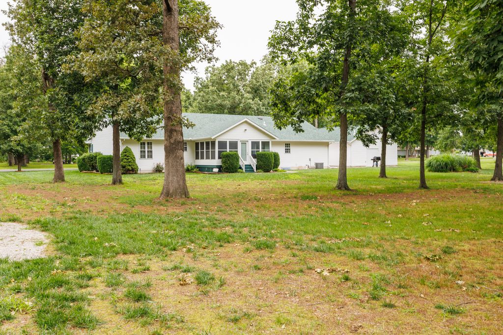 Image 39 of property listing at 3608 Andrews Court, Salem, IL 62881