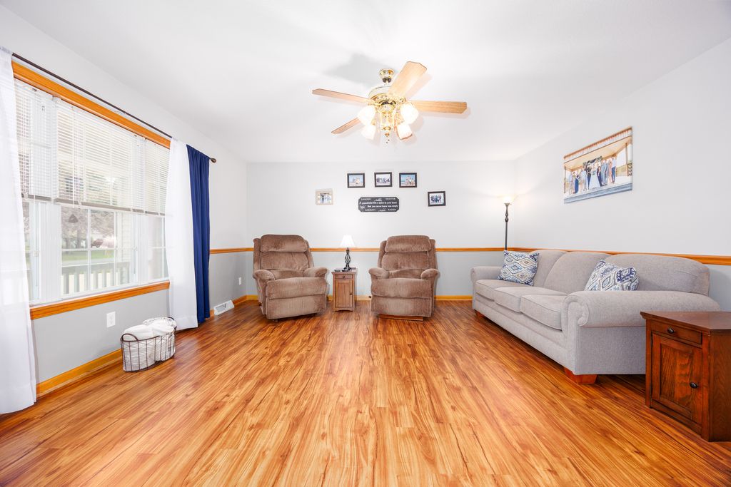 Image 5 of property listing at 3608 Andrews Court, Salem, IL 62881