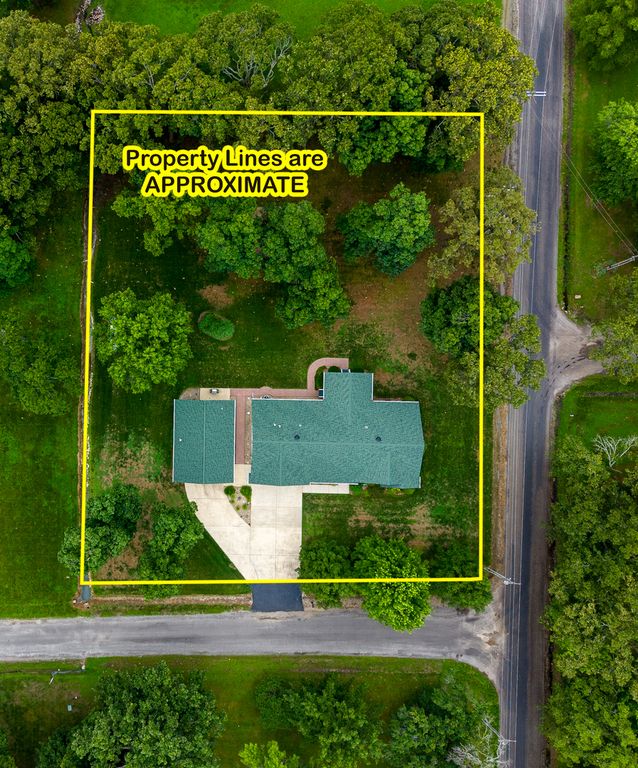 Image 45 of property listing at 3608 Andrews Court, Salem, IL 62881