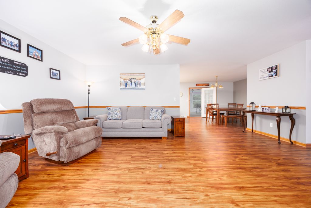 Image 6 of property listing at 3608 Andrews Court, Salem, IL 62881