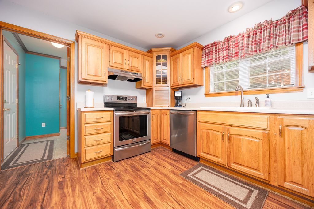 Image 7 of property listing at 3608 Andrews Court, Salem, IL 62881