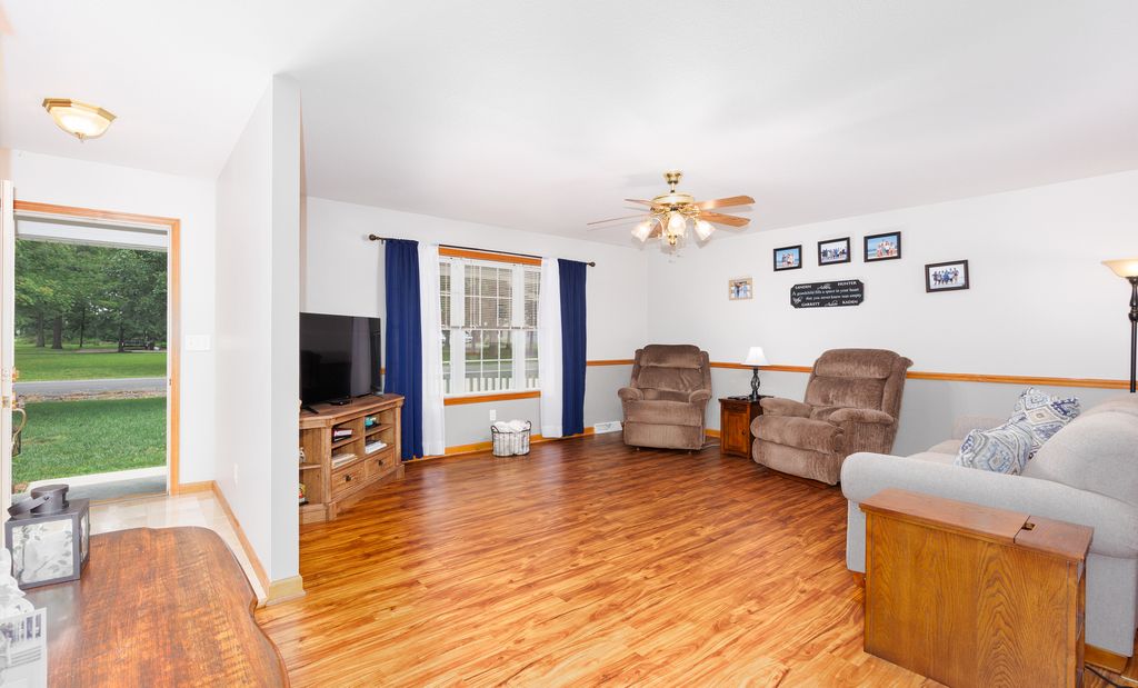 Image 8 of property listing at 3608 Andrews Court, Salem, IL 62881