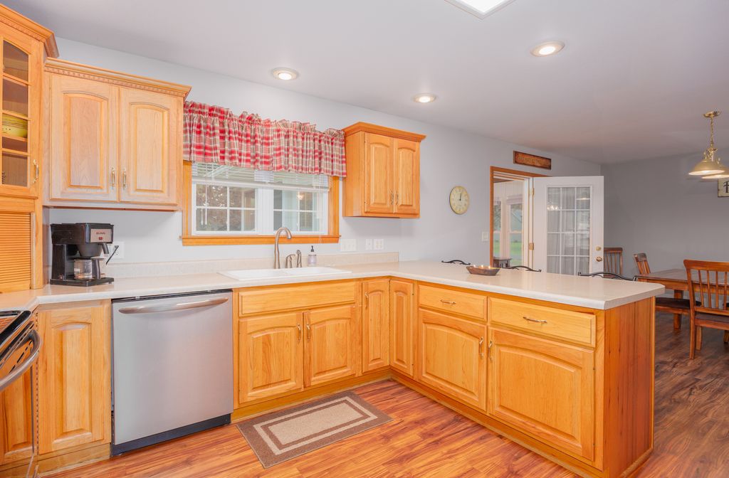 Image 9 of property listing at 3608 Andrews Court, Salem, IL 62881