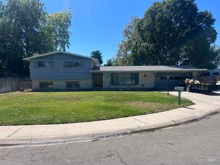 7755 W Pinewood Cir, Boise, ID 83704