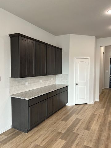 127 Bowling Green Avenue, Red Oak, TX 75154