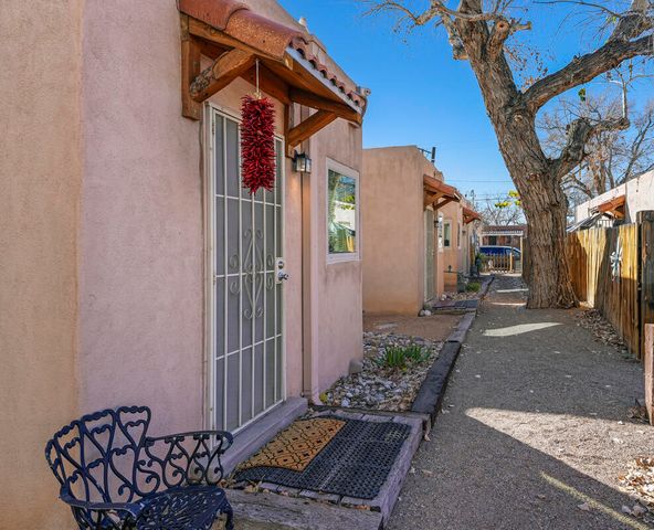 2307 New York Avenue SW, Albuquerque, NM 87104