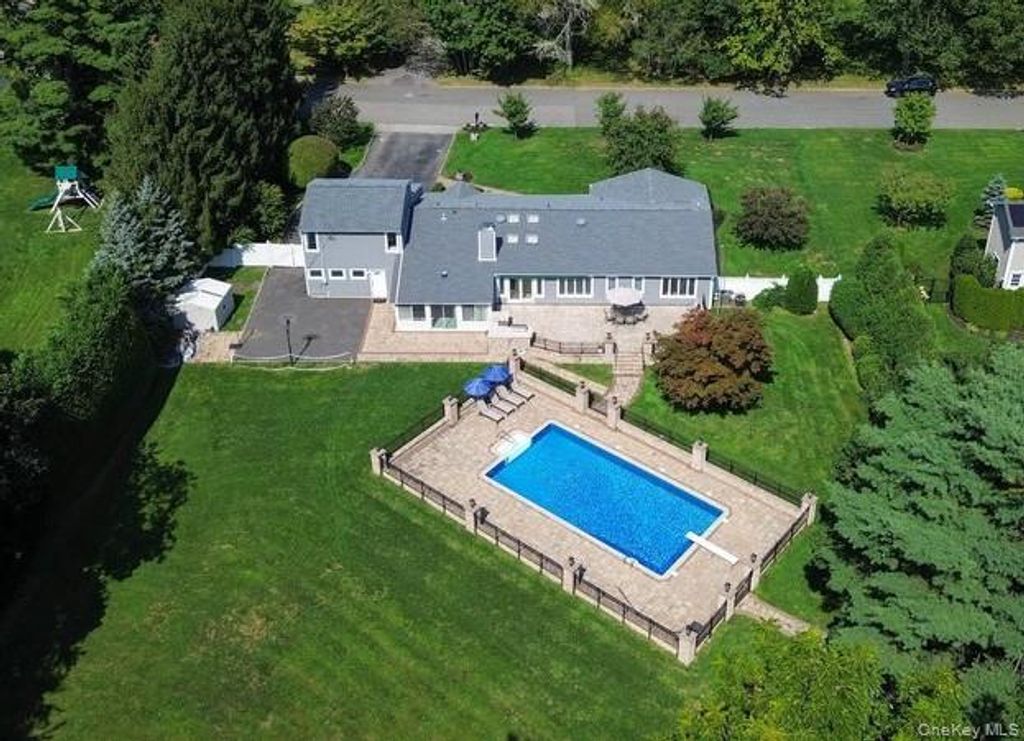 135 Hickman Street, Syosset, NY 11791 — exterior