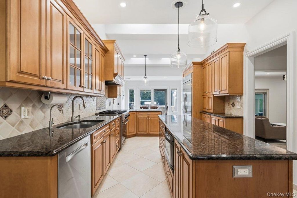 135 Hickman Street, Syosset, NY 11791 — photo 5