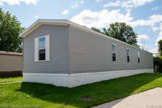 29310 Jamestown Dr, Chesterfield, MI 48051