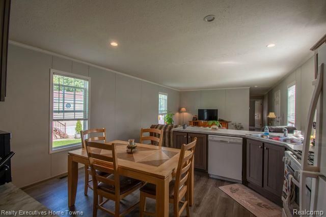 29310 Jamestown Dr, Chesterfield, MI 48051