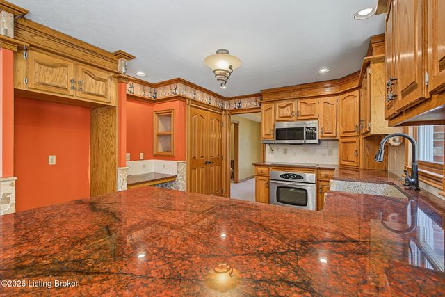 8800 Timberline Dr, Louisville, KY 40291