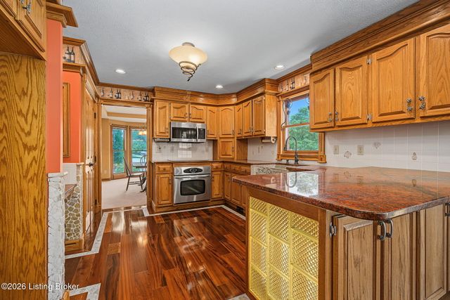 8800 Timberline Dr, Louisville, KY 40291