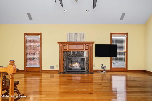 8800 Timberline Dr, Louisville, KY 40291