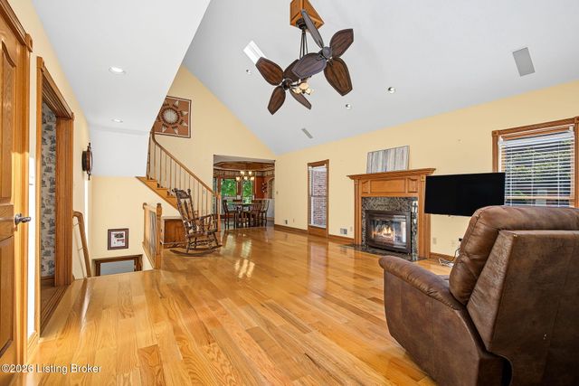 8800 Timberline Dr, Louisville, KY 40291