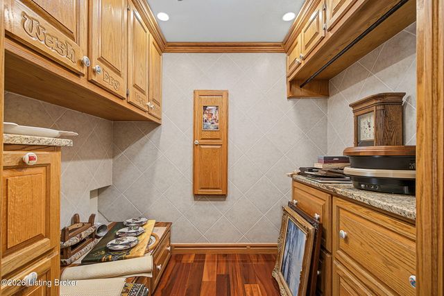8800 Timberline Dr, Louisville, KY 40291