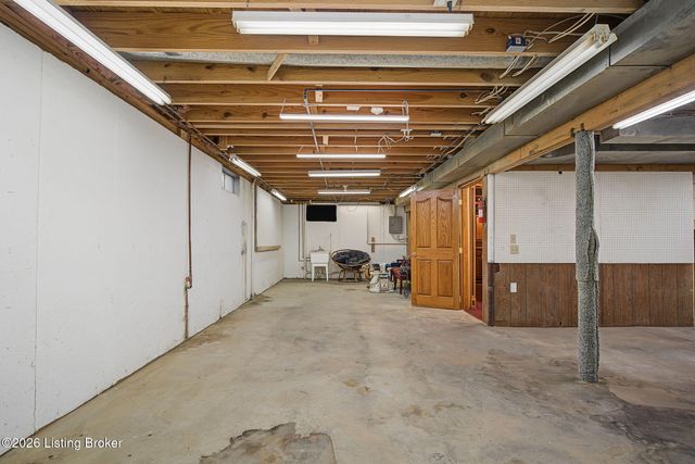 8800 Timberline Dr, Louisville, KY 40291