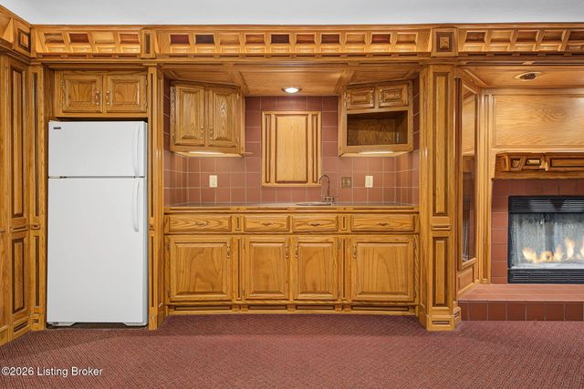 8800 Timberline Dr, Louisville, KY 40291